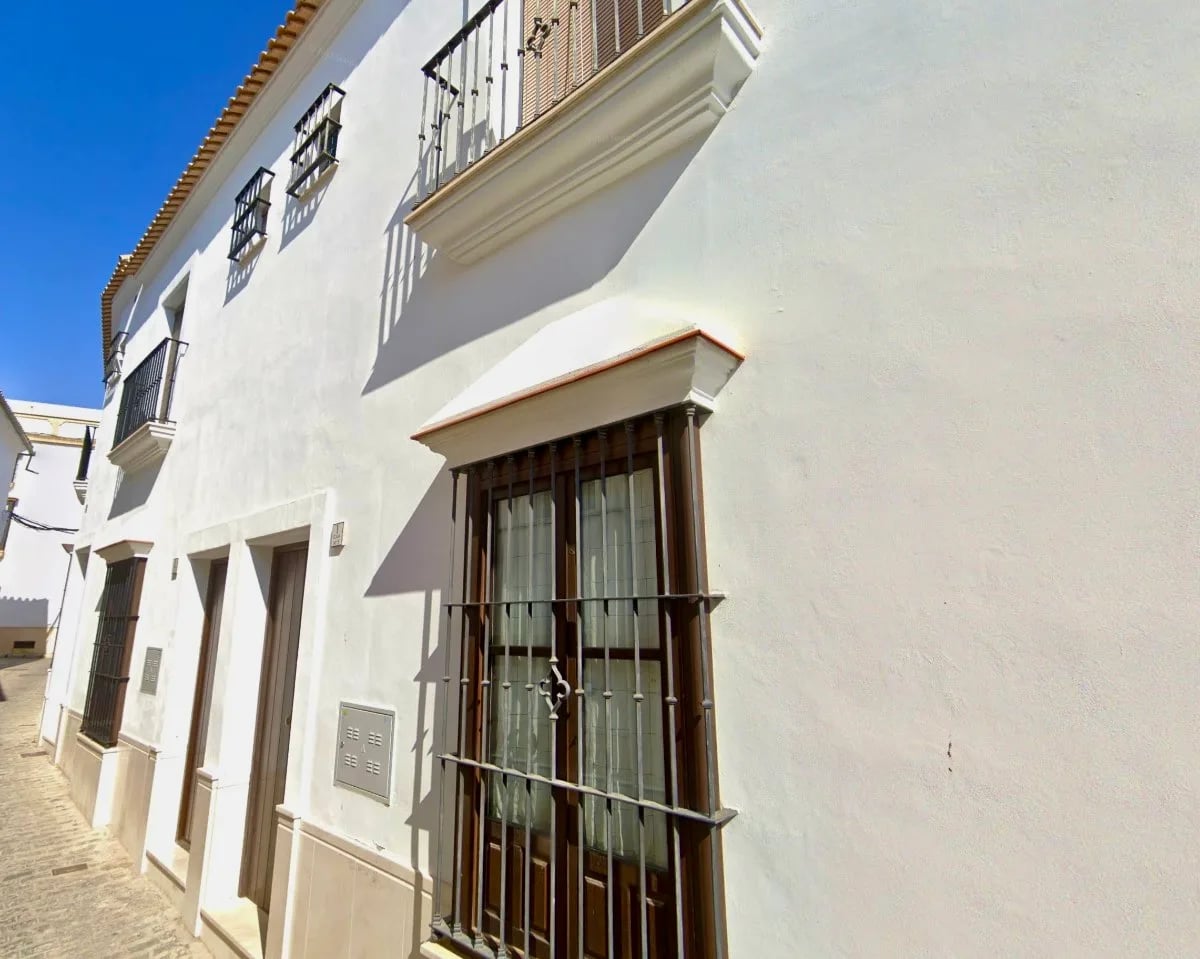 House With Garage In Historic Centre