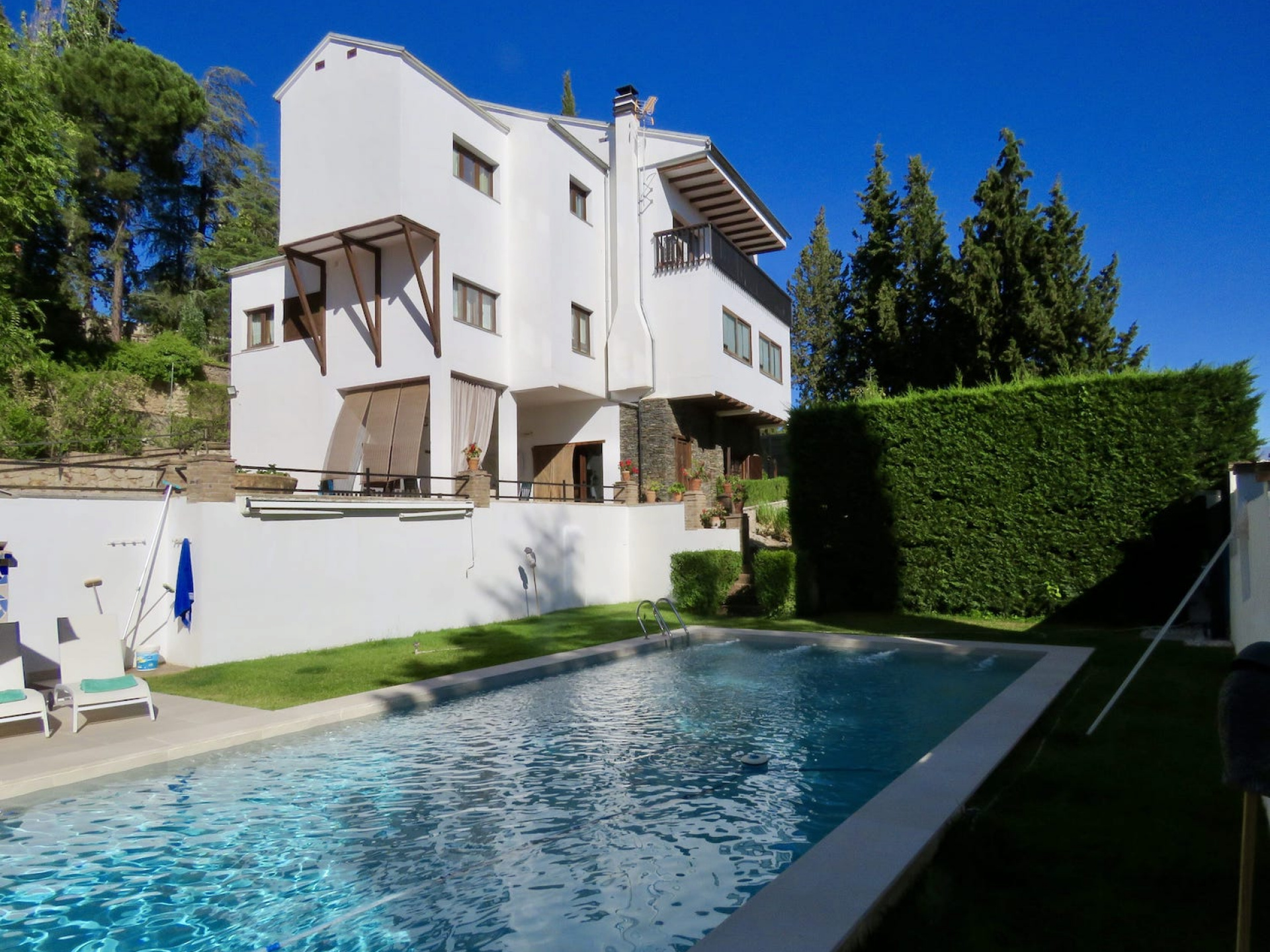 Magnificent House, Edge of Town