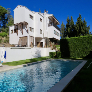 2350, Magnificent House, Edge of Town