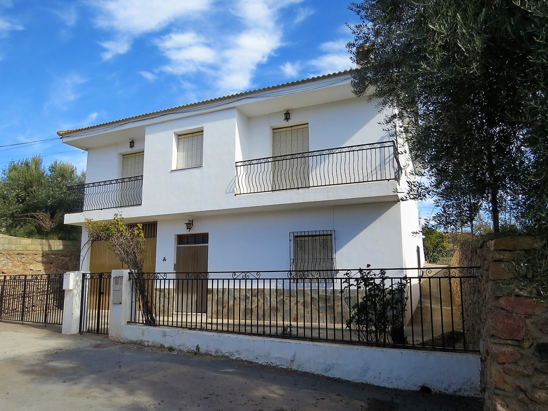Large Detached Town House with Land